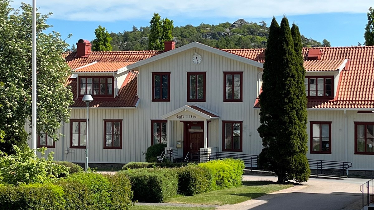 vitt trähus mot blå himmel - Billströmska folkhögskolan