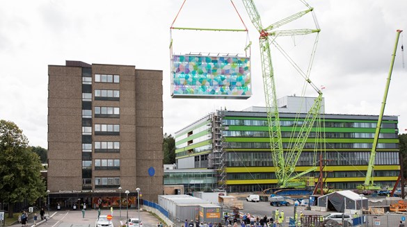 Förbindelsegången mellan nya och gamla barnsjukhuset i Göteborg lyfts på plats. En 25 meter lång, 4 meter bred och 12 meter hög konstruktion i glas och stål, med en vikt på 112 ton. Lyftet är ytterligare ett steg mot färdigställandet av Göteborgs nya barnsjukhus. 